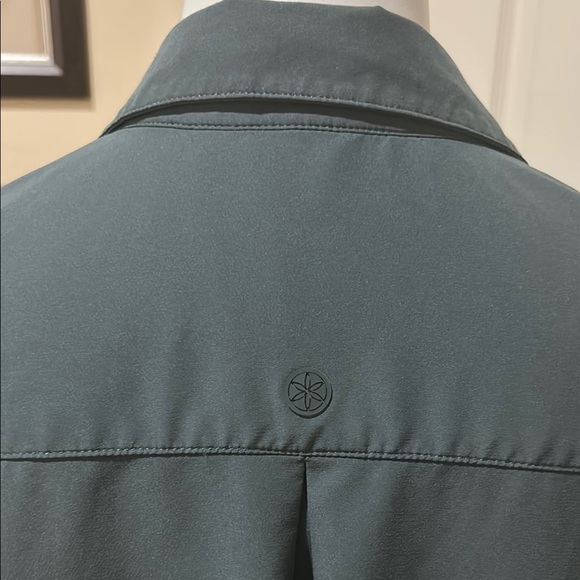 Gaiam On the Move Sleeveless Button-Up Top - Dark Gray/green. Size M. - Picture 5 of 10